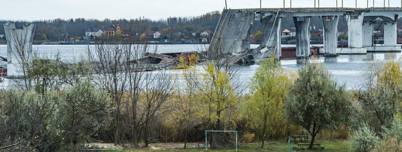 Die Antonovsky-Brücke wurde am 16. November 2022 von der russischen Armee bei ihrem Rückzug aus Cherson (Ukraine) mit Sprengstoff zerstört. © 2022 Celestino Arce Lavin/ZUMA via Reuters
