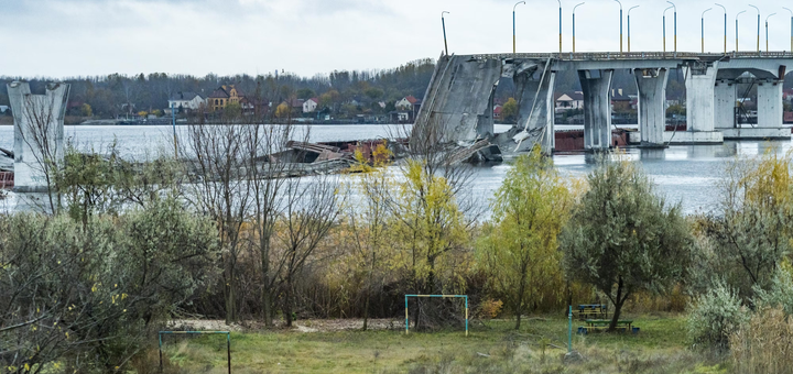 Die Antonovsky-Brücke wurde am 16. November 2022 von der russischen Armee bei ihrem Rückzug aus Cherson (Ukraine) mit Sprengstoff zerstört. © 2022 Celestino Arce Lavin/ZUMA via Reuters