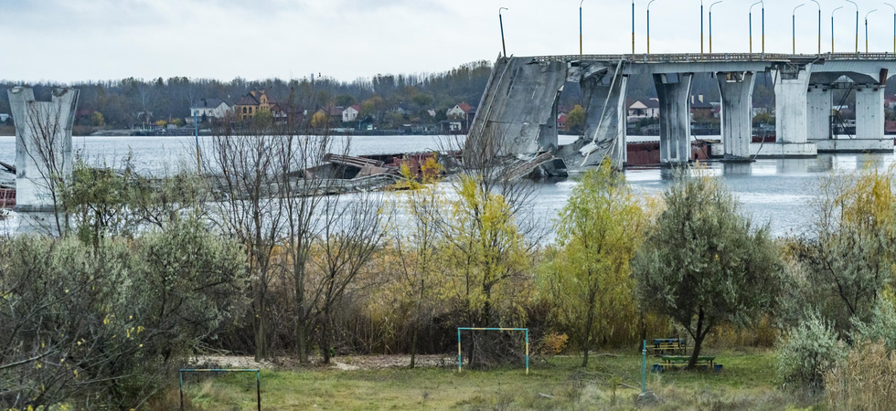 Die Antonovsky-Brücke wurde am 16. November 2022 von der russischen Armee bei ihrem Rückzug aus Cherson (Ukraine) mit Sprengstoff zerstört. © 2022 Celestino Arce Lavin/ZUMA via Reuters